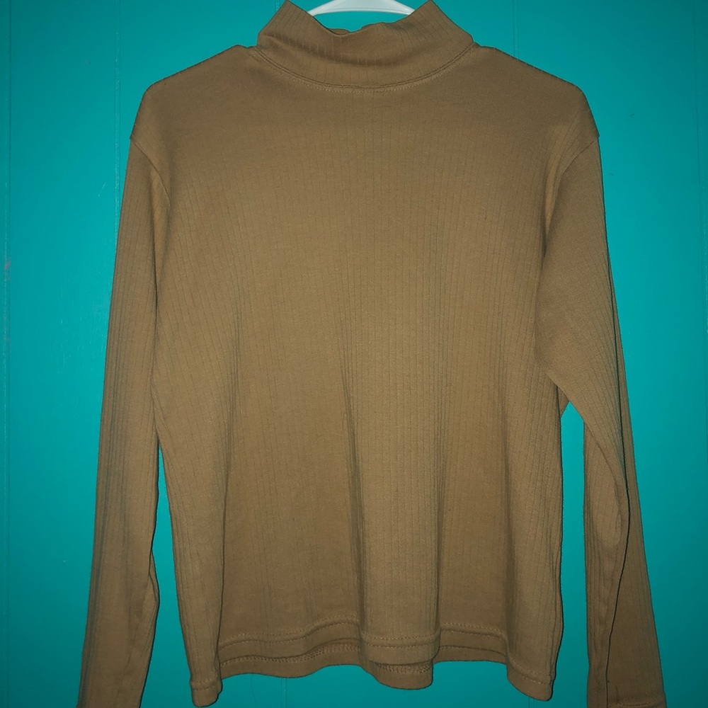 tan Bobbie Brooks turtle neck size small